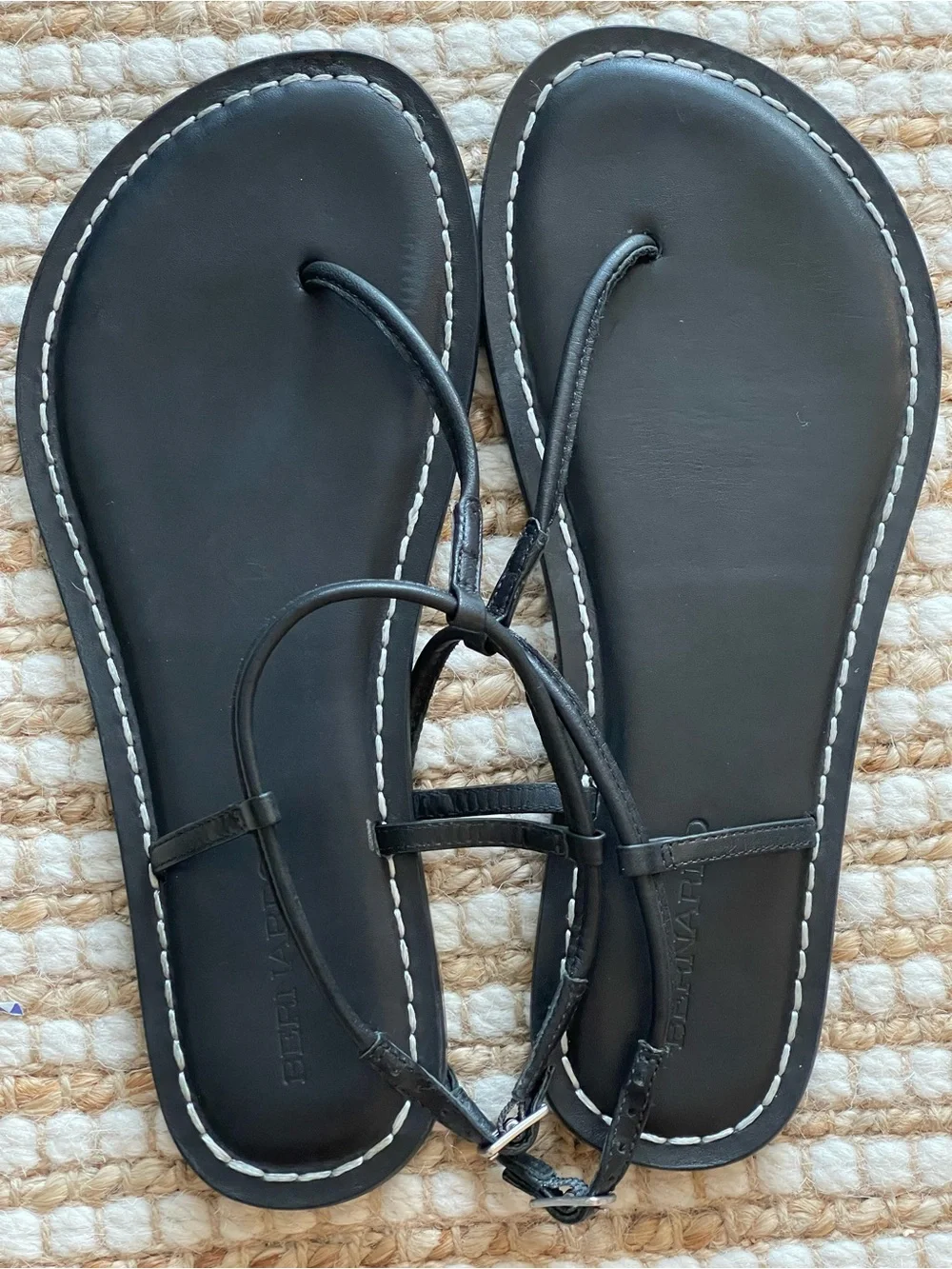 Bernardo Hercu Sandal Black Leather Thin Strap Thongs 9M